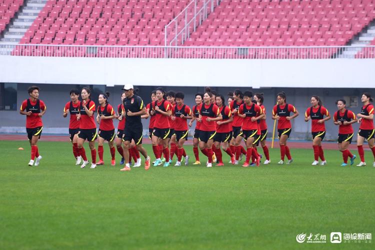 中国女足队员集体备战，为争夺世界杯冠军努力拼搏