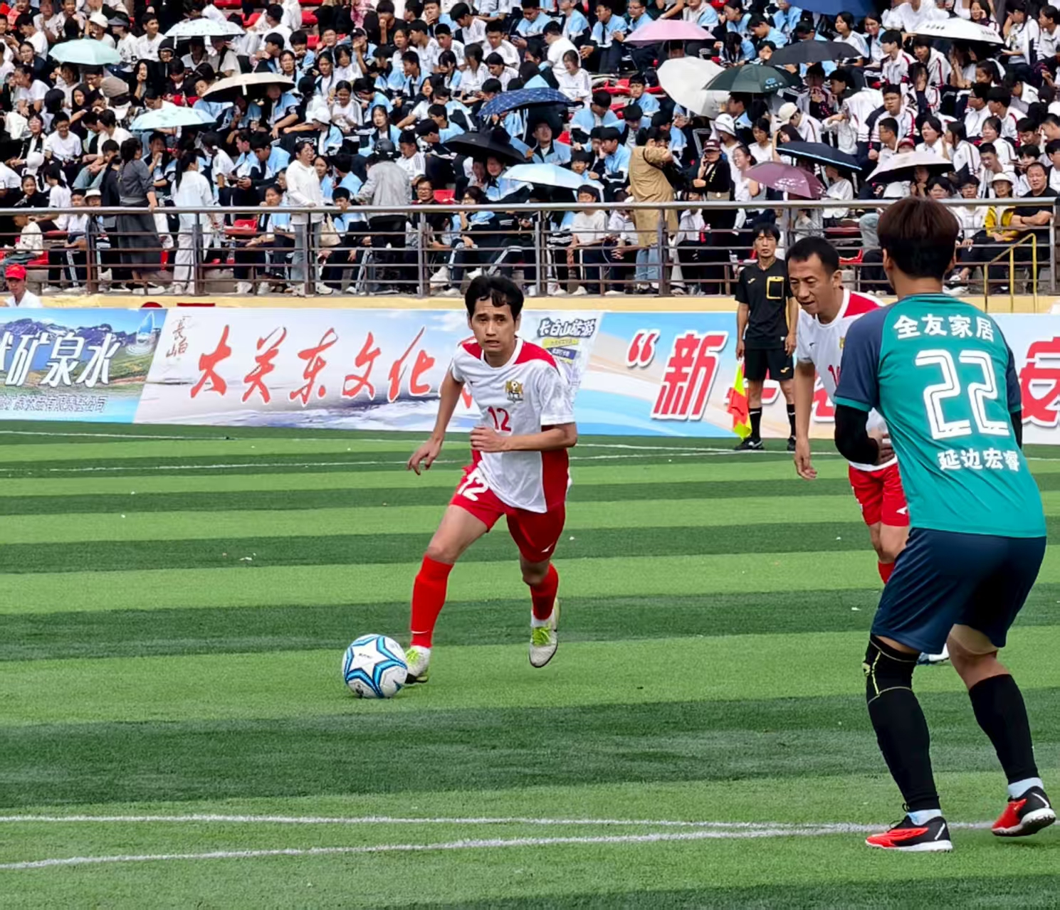 足球运动员风采出尽,为球队赢得关键胜利的简单介绍 足球运动员风采出尽,为球队赢得关键胜利的简单介绍