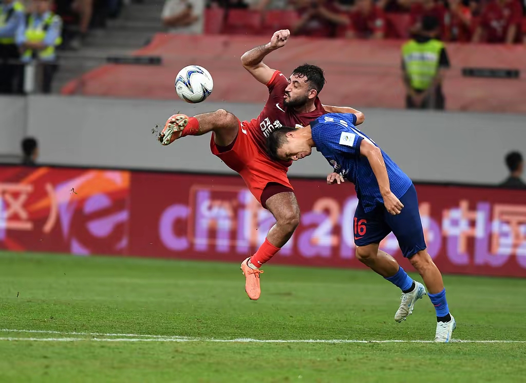 足球对阵之际呈现紧张激烈,球员实力悉心呈现 足球对阵之际呈现紧张激烈,球员实力悉心呈现