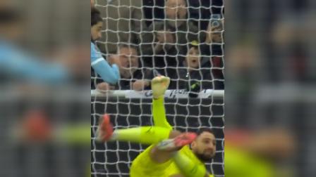 足球对阵之际呈现紧张激烈,球员实力悉心呈现 足球对阵之际呈现紧张激烈,球员实力悉心呈现