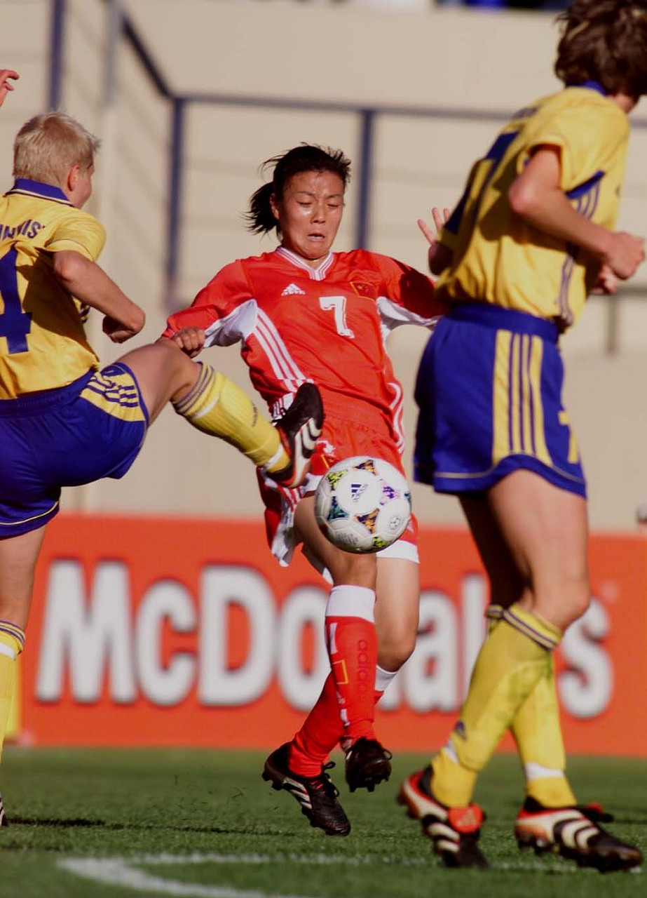 足球赛事中,女球员们毫不畏惧夺魁! 足球赛事中,女球员们毫不畏惧夺魁!